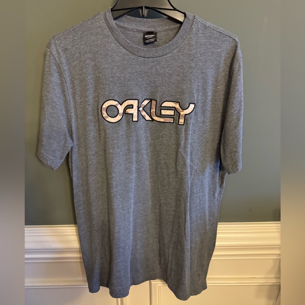 Oakley T-shirt